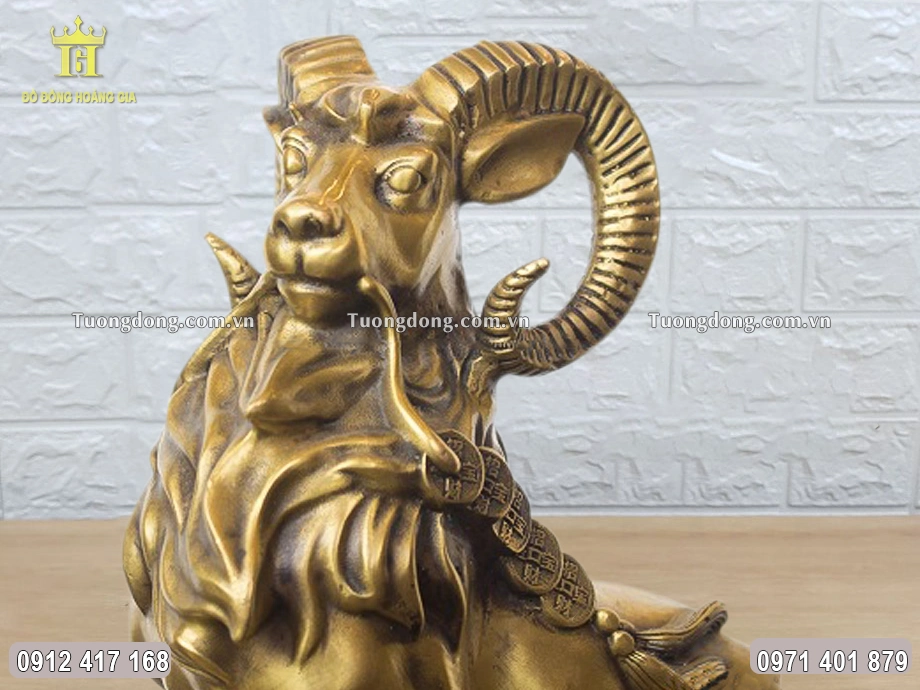 Gương mặt oai nghiêm của linh vật dê được chạm khắc sắc nét